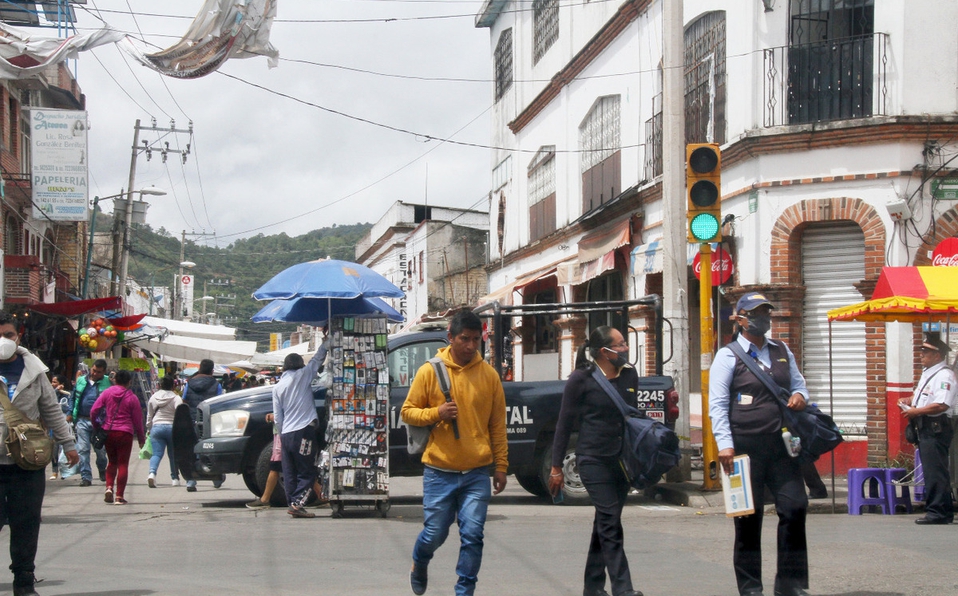 Milenio's tweet photo. En Toluca ya es obligatorio el uso de cubrebocas https://t.co/8EmyTJdMuq https://t.co/wTo7LUAUez