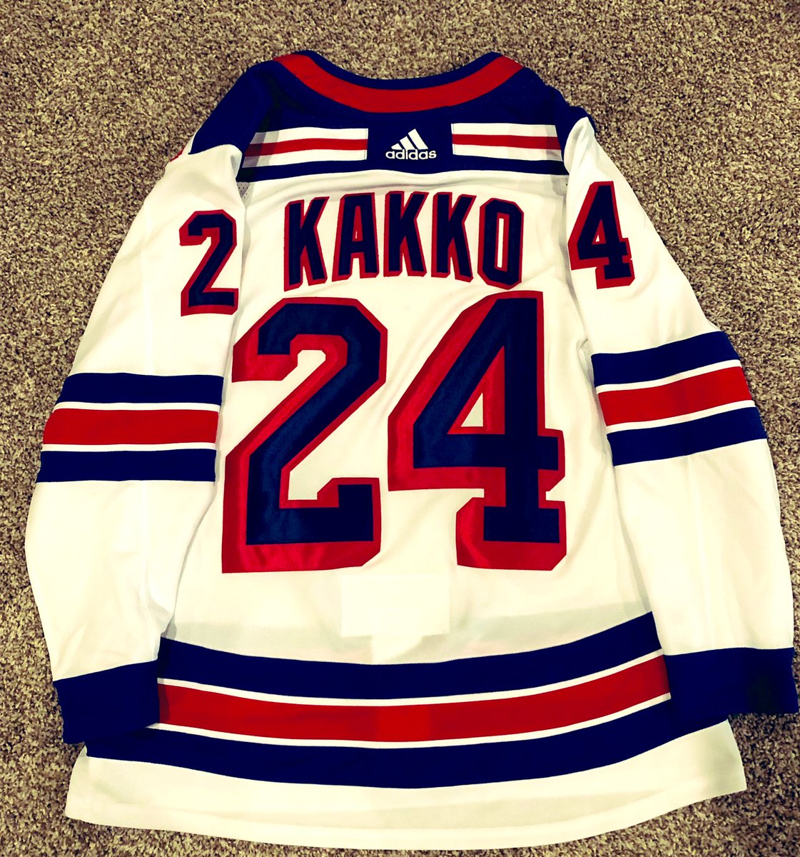 NYRANGERS_87's tweet photo. Brand New Authentic Away Kaapo Kakko Jersey Size 50 Directly from MSG Store Giveaway! Please Like, Retweet &amp; Follow to be Considered. Winner Announced Sunday. #Playlikeanewyorker #LGR #NYR #NHL20 #Kakko #MSG https://t.co/LGcUTy0T3i