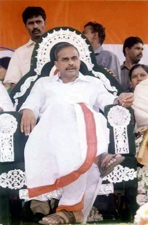 _Ysrkutumbam's tweet photo. తెల్లని అంచు పంచె, తెల్లని చొక్కా, తెల్లని స్వచ్ఛమైన మనస్సు.. నిండైన తెలుగుదనానికి నిలువెత్తు రూపం డాక్ట‌ర్ వైయ‌స్ఆర్‌. 
#YSRForever 
 #LegendYSRJayanthi

@ysjagan ! #YSRForever #JoharYSR https://t.co/caYN6V1zKY