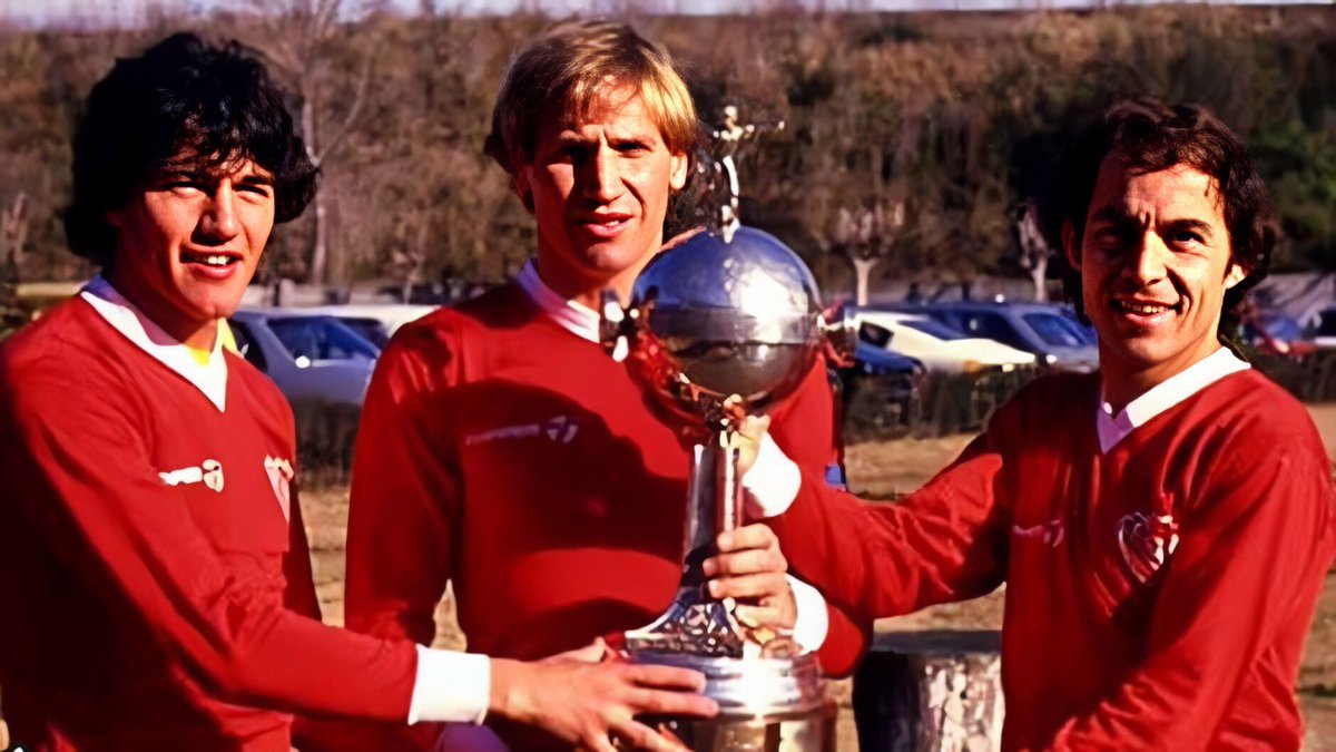 Independiente's tweet photo. Hoy es 7️⃣ del 7️⃣... por eso recordamos la que todos quieren pero solo uno tiene: #LaSéptima🏆.

Y estos tres gigantes...🤯🤩

#UNIDOS👹 #TodoRojo🔴 https://t.co/CATcZcNWzl