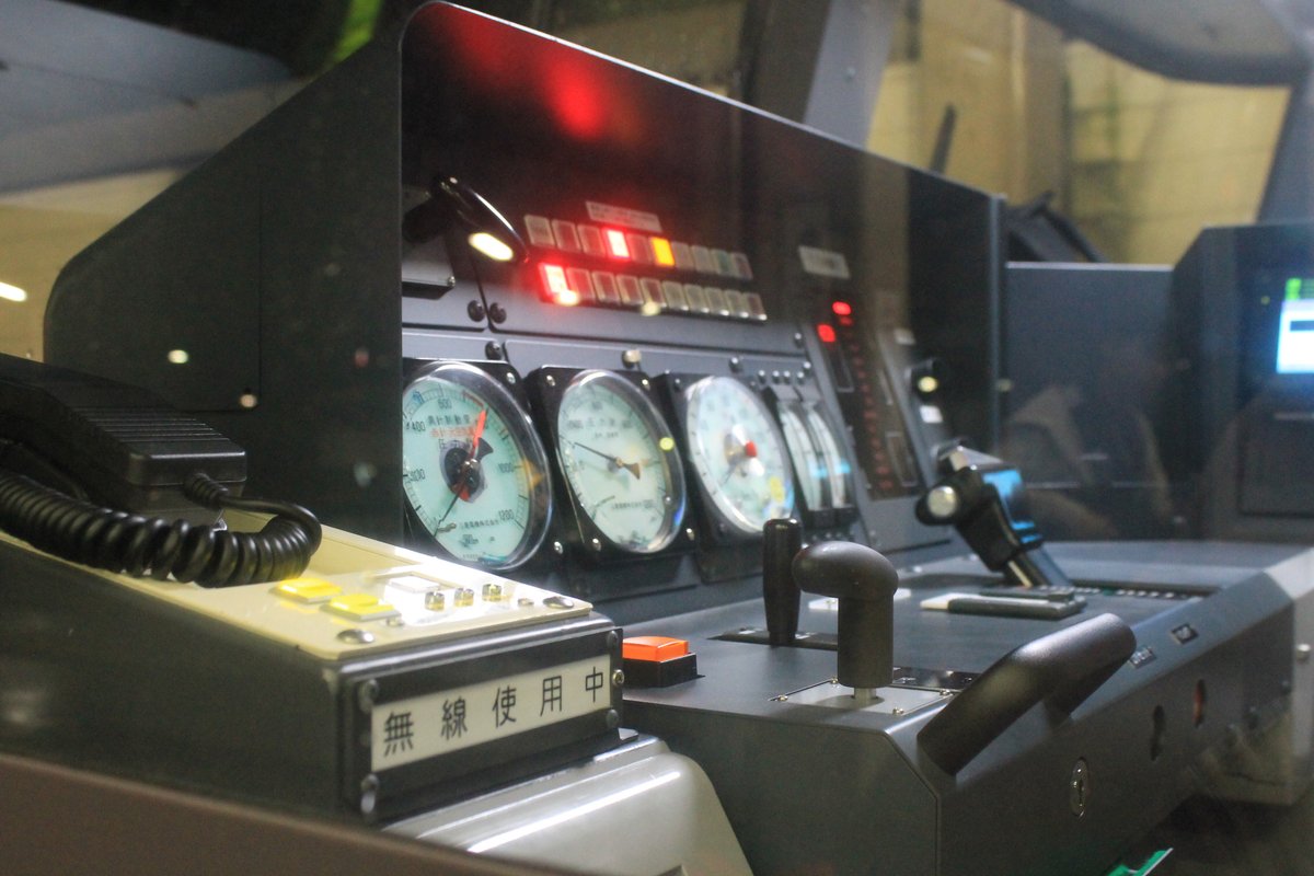 Q.電車の運転台ですか？ A.いいえ、電気機関車の運転台です。