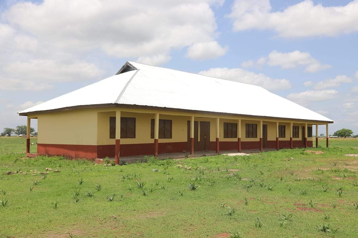 SarfoJnr1's tweet photo. Yagaba Kubori Constituency has used part of their $1 million per Constituency allocation to build a 3-UNIT Classroom block for the people of Kunkua Community, a community within the constituency. 

#MSD1
#IMIC
#IPEP https://t.co/TQ4kgXMdBM
