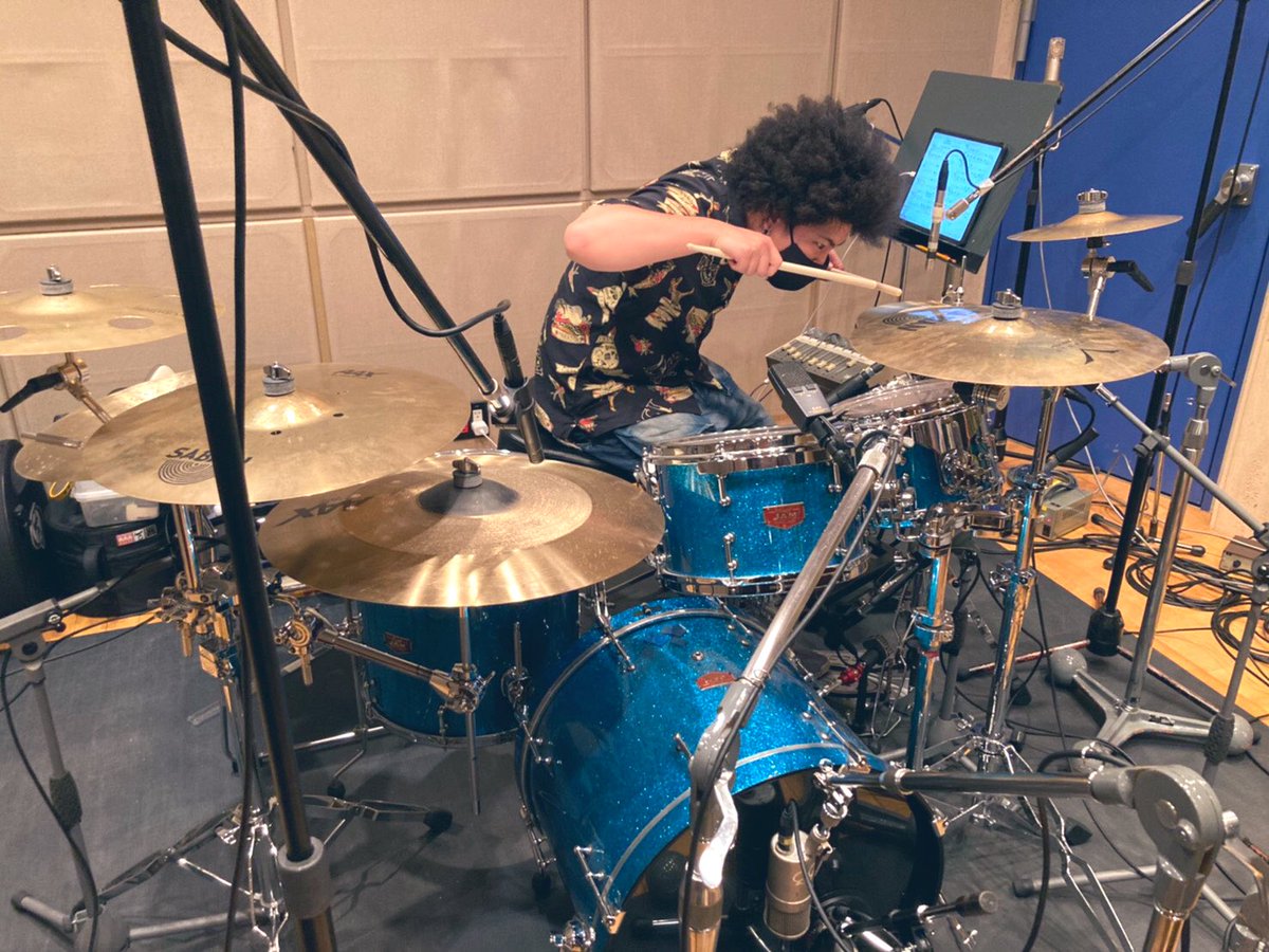 rocksakurai's tweet photo. 今日も素晴らしいレコーディングでした。
久しぶりの先輩方に囲まれてドラム参加させていただきました(嘘)
楽しかったーー!!!
#durms #recording https://t.co/ME3LzkvOyd