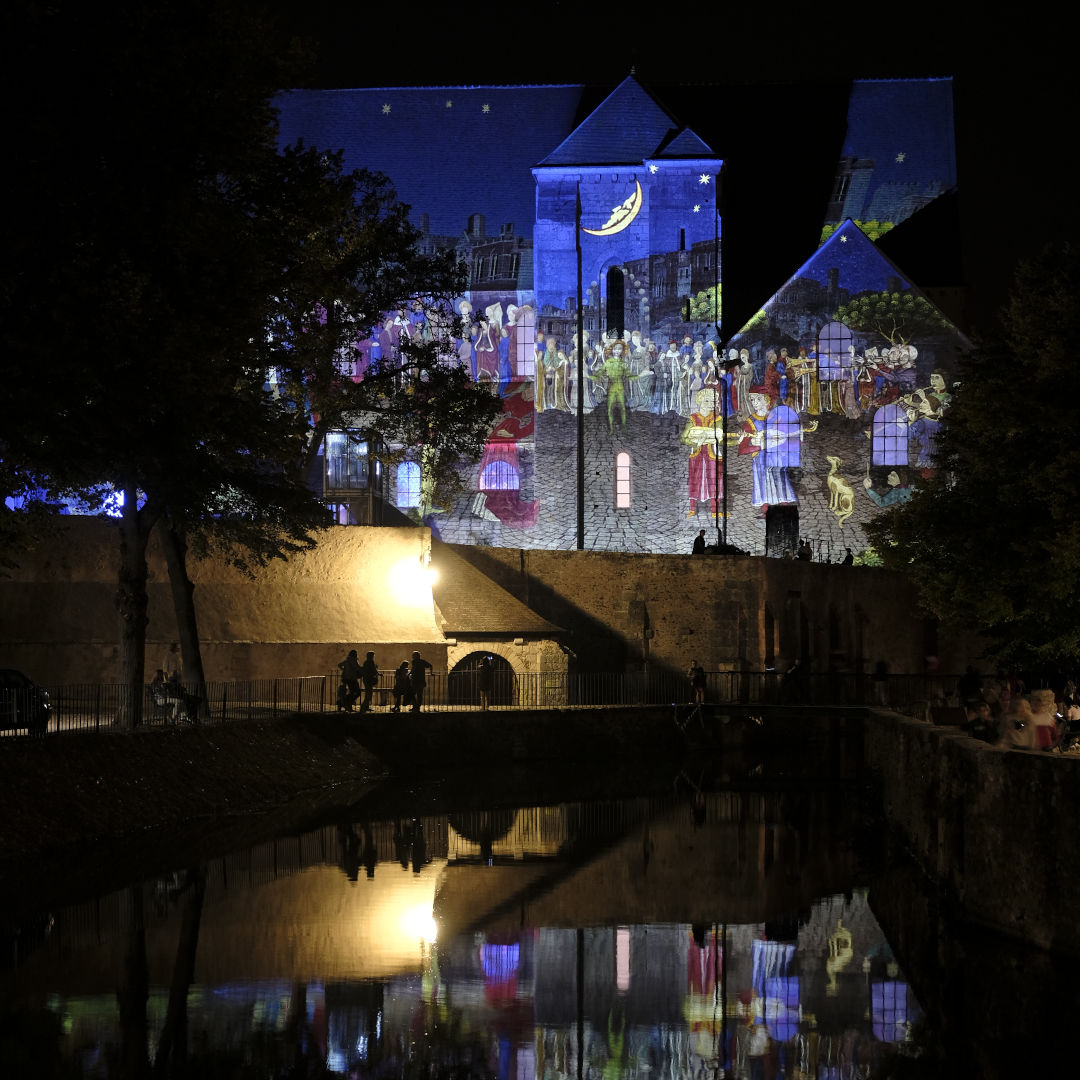 ChartresLumiere's tweet photo. Juillet commence avec une bonne nouvelle : #Chartresenlumieres reprend dès ce samedi 11 juillet (à 22h45) ! ► https://t.co/dO8fr0PKRU ✨ #Chartres #CChartres #lightshow #Illumination https://t.co/i04hpE9AgT