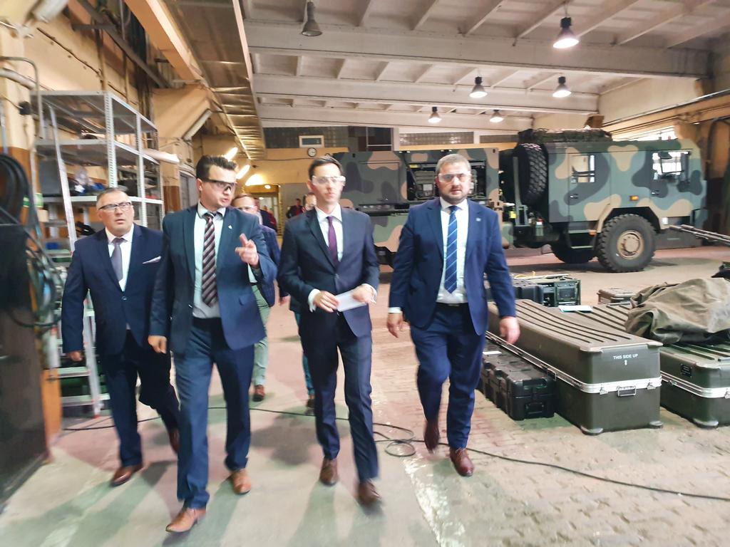 Stan_Bukowiec's tweet photo. Aktywny dzień z ministrem @MarcinOciepa w powiecie Dąbrowskim oraz Tarnowie. Dobra współpraca Prezydenta @AndrzejDuda, Rządu i samorządu to budowana obwodnica Dąbrowy Tarnowskiej, most na Wiśle w Borusowej, rozwój Zakładów Mechanicznych czy Fundusz Inwestycji Samorządowych. https://t.co/LXm2OtmADX