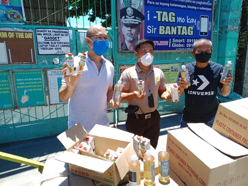 rockedradio's tweet photo. Socially distant sorting makes for ease &amp; order inside the Prison Compound today. Hygiene kits for the inmates who have no relatives visiting/sending needs. #CovidSafety for everyone. 
Simple, grand, naive, JUST. So we keep assisting for as long as we can.  Team #RockEdRelief https://t.co/msoxVsSPRK