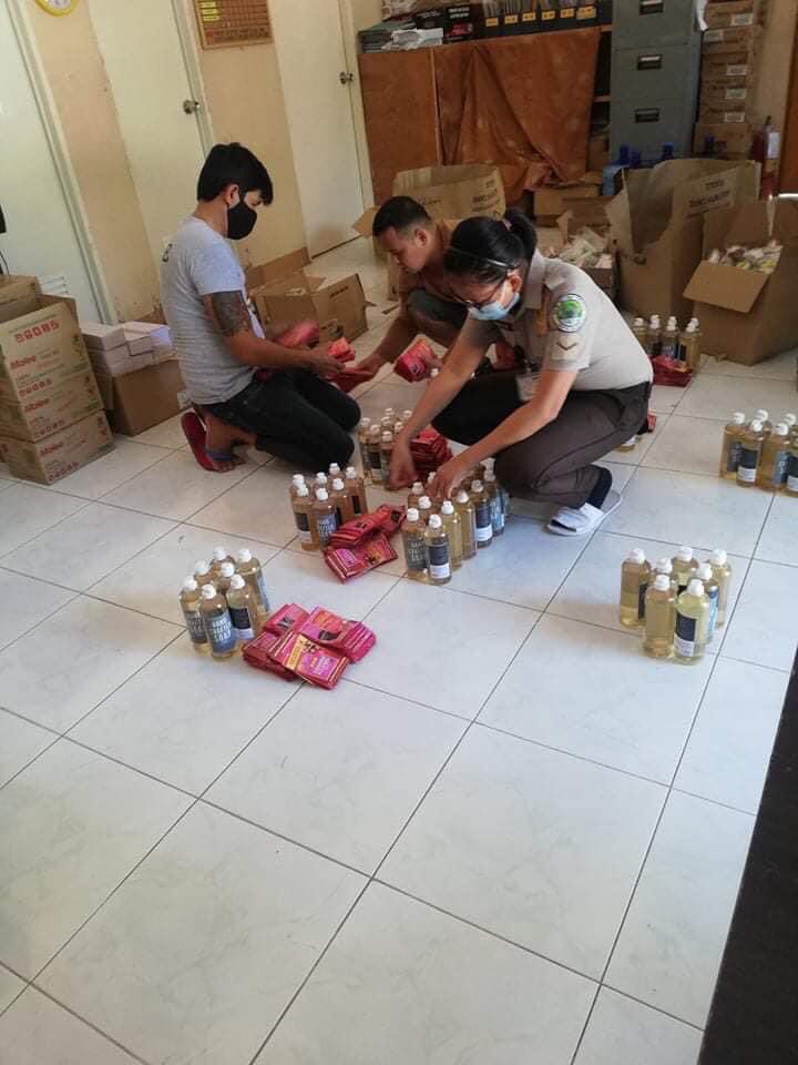rockedradio's tweet photo. Socially distant sorting makes for ease &amp; order inside the Prison Compound today. Hygiene kits for the inmates who have no relatives visiting/sending needs. #CovidSafety for everyone. 
Simple, grand, naive, JUST. So we keep assisting for as long as we can.  Team #RockEdRelief https://t.co/msoxVsSPRK