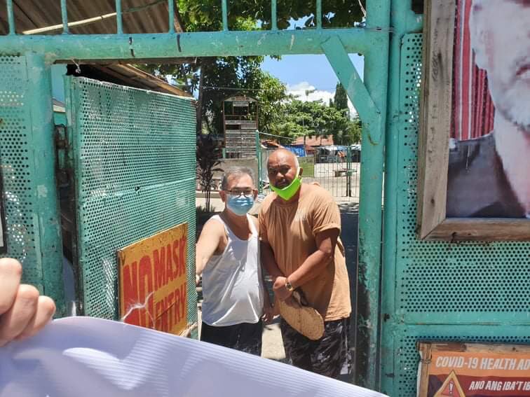 rockedradio's tweet photo. Socially distant sorting makes for ease &amp; order inside the Prison Compound today. Hygiene kits for the inmates who have no relatives visiting/sending needs. #CovidSafety for everyone. 
Simple, grand, naive, JUST. So we keep assisting for as long as we can.  Team #RockEdRelief https://t.co/msoxVsSPRK