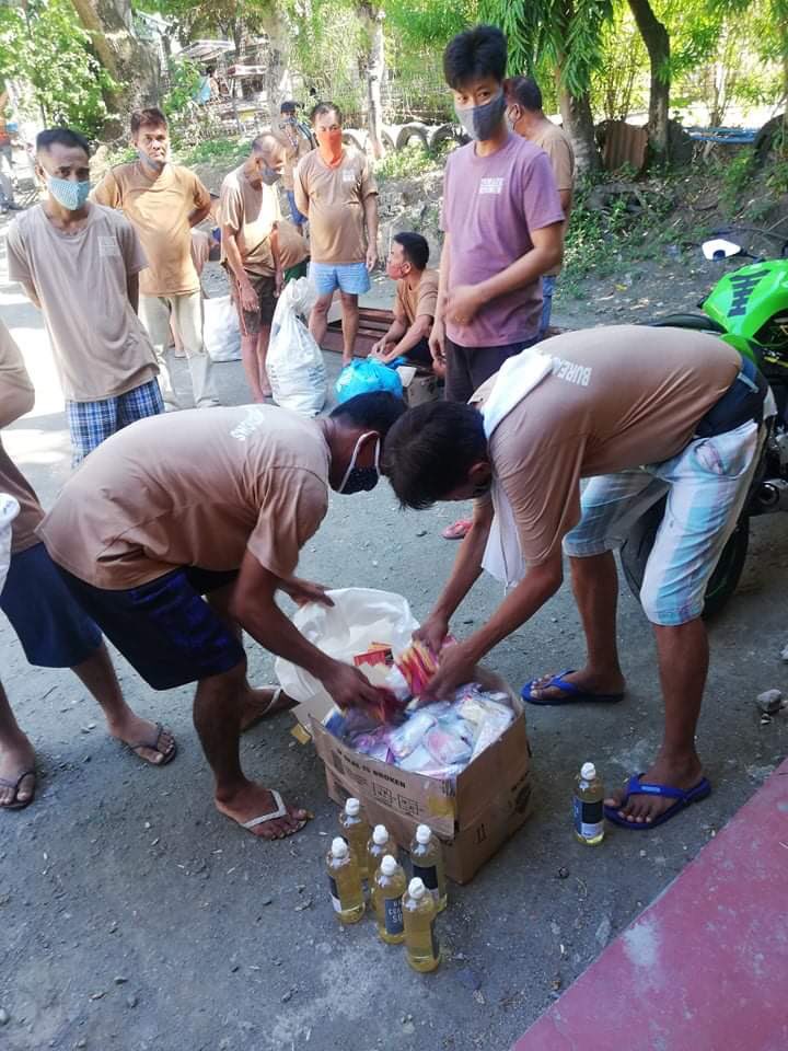 rockedradio's tweet photo. Socially distant sorting makes for ease &amp; order inside the Prison Compound today. Hygiene kits for the inmates who have no relatives visiting/sending needs. #CovidSafety for everyone. 
Simple, grand, naive, JUST. So we keep assisting for as long as we can.  Team #RockEdRelief https://t.co/msoxVsSPRK