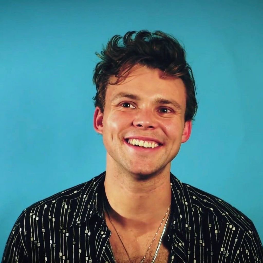 cfilippakis830's tweet photo. Χρόνια πολλά @Ashton5SOS 💜 Να εχεις την καλετερη μέρα σήμερα! με αγάπη από όλους εδώ στην Ελλάδα! #26 💜🇬🇷 Translation: Happy Birthday Ashton! Hope you have the best day ever! Sending you much love from all of your fans here in Greece! #26 💜🇬🇷 #HappyBirthdayAshtonIrwin https://t.co/cv2XKvN6Ck