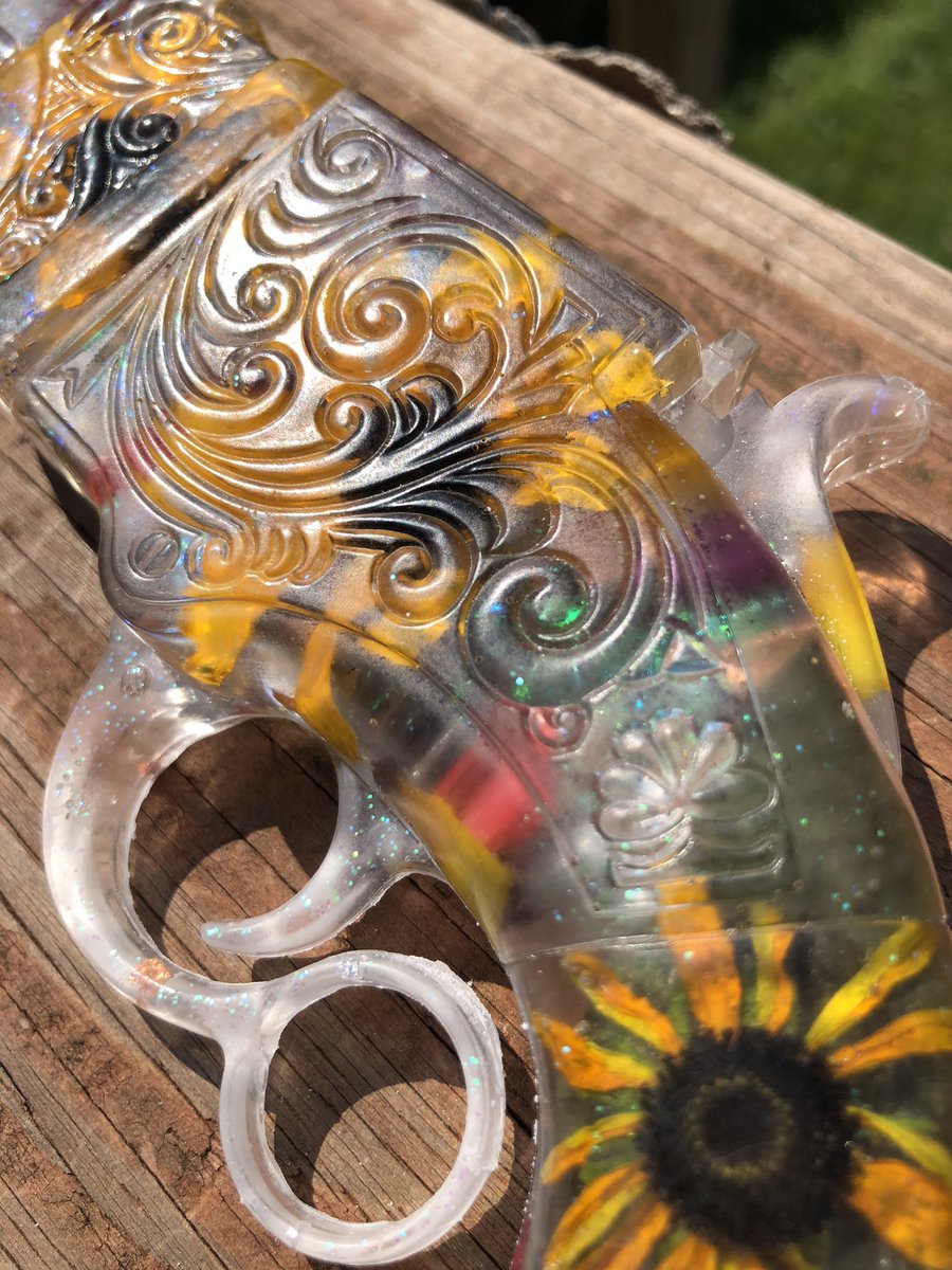 HanCraftedArts's tweet photo. New #resingun listed on my Etsy Shop!🌼✨
#reisn #resinart #resinartist #art #ArtistOnTwitter #epoxy #epoxyresin #SmallBusiness #etsy https://t.co/SCATMo4iMf