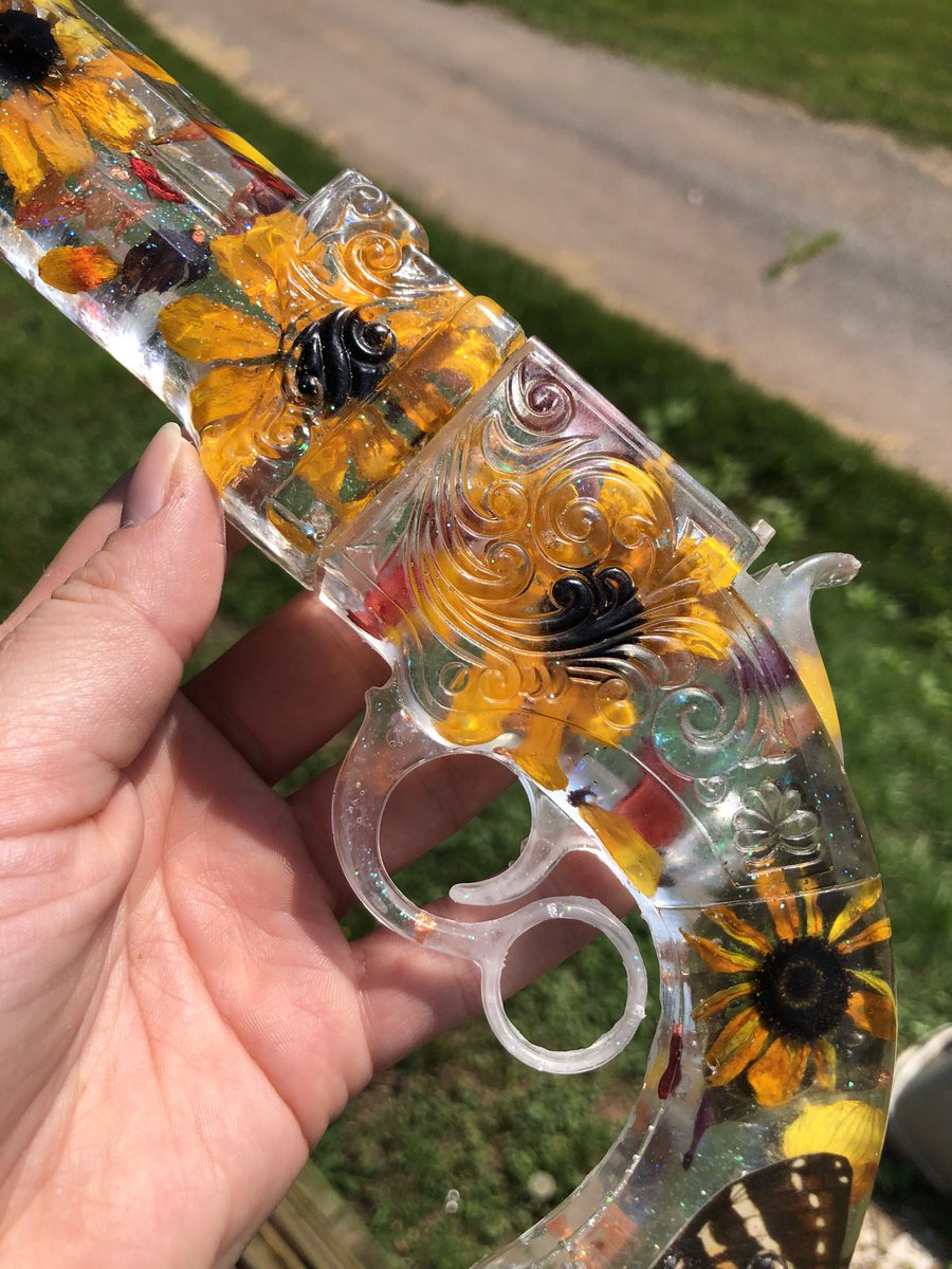 HanCraftedArts's tweet photo. New #resingun listed on my Etsy Shop!🌼✨
#reisn #resinart #resinartist #art #ArtistOnTwitter #epoxy #epoxyresin #SmallBusiness #etsy https://t.co/SCATMo4iMf