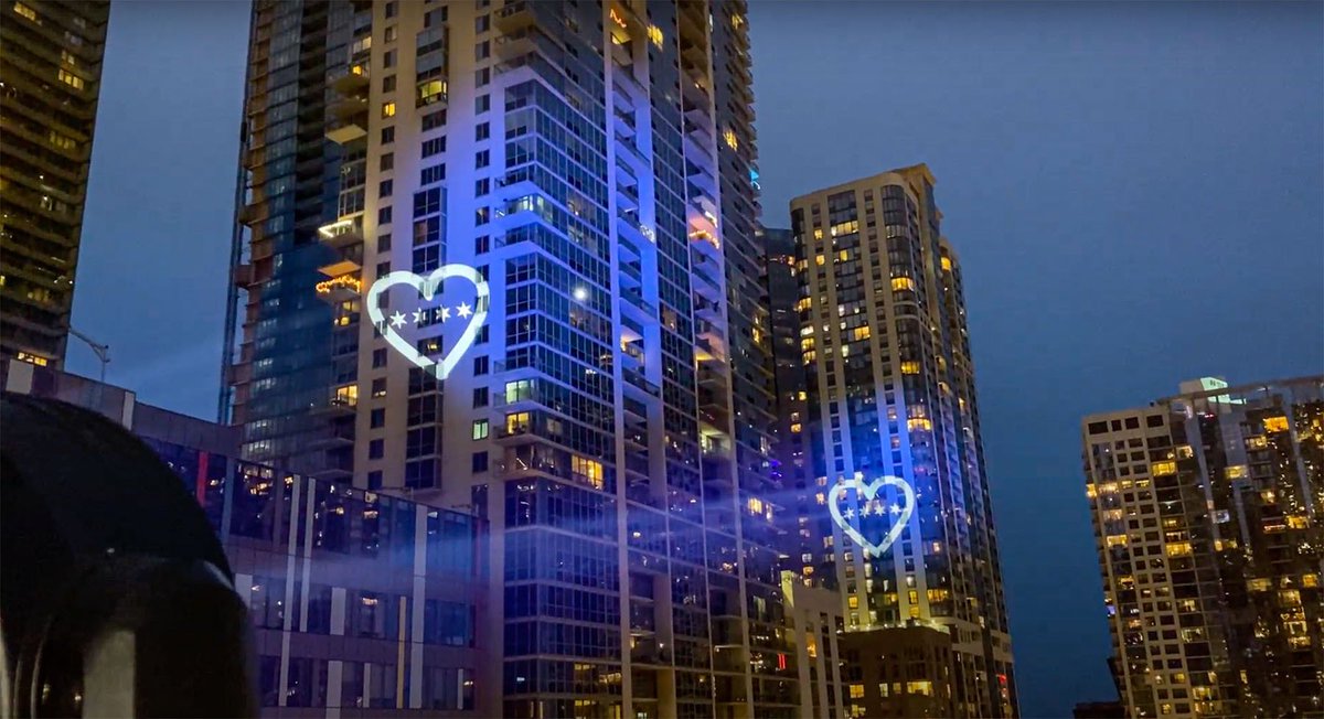TheRobeWay's tweet photo. Enjoy the full story behind the #CreativeLiveControl #lightingdesign for #ChicagoUniteAtNight using @Robelighting #MegaPointe & #Spiider from @JRLXINC to pay tribute to those fighting against the COVID-19 pandemic & lift the spirits of those in lockdown.
https://t.co/oyKT7xwP9o https://t.co/VNJo3TPfWJ