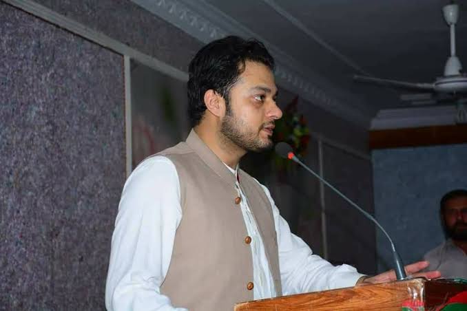 SaifUrRehmanBWN's tweet photo. حکومت میں اگر کمزور دل اور کردار کے لوگ ہیں تو وہاں واثق قیوم عباسی جیسے ببر شیر اور ہیرو بھی موجود ہیں
#تعلیم_دوست_چیئرمین_پیف https://t.co/7vcItoqUWL