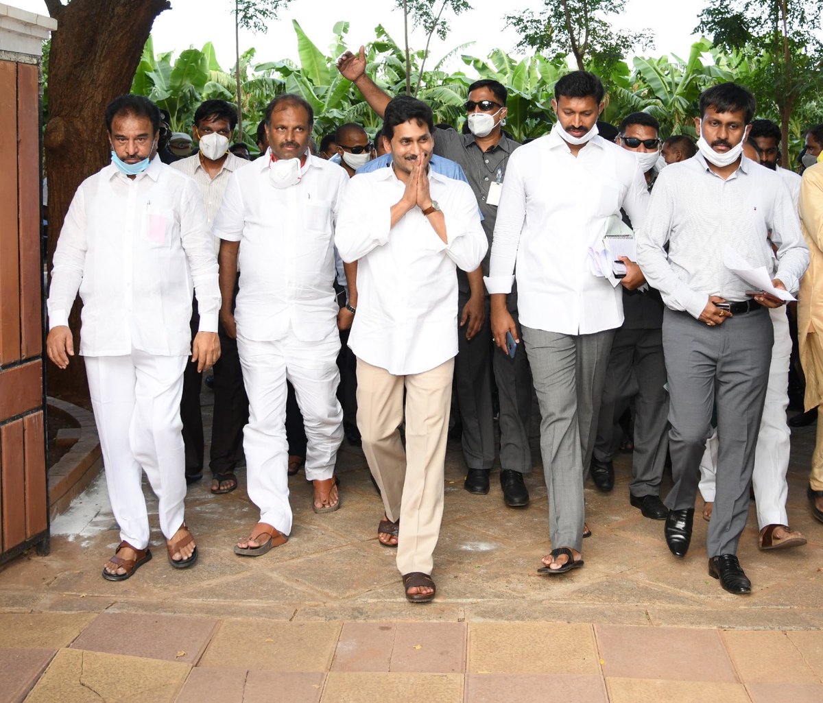 AndhraPradeshCM's tweet photo. వైయస్సార్ జిల్లా పర్యటనలో భాగంగా ఇడుపులపాయ చేరుకున్న ముఖ్యమంత్రి శ్రీ వైయస్.జగన్. https://t.co/jyYq3IjsmD
