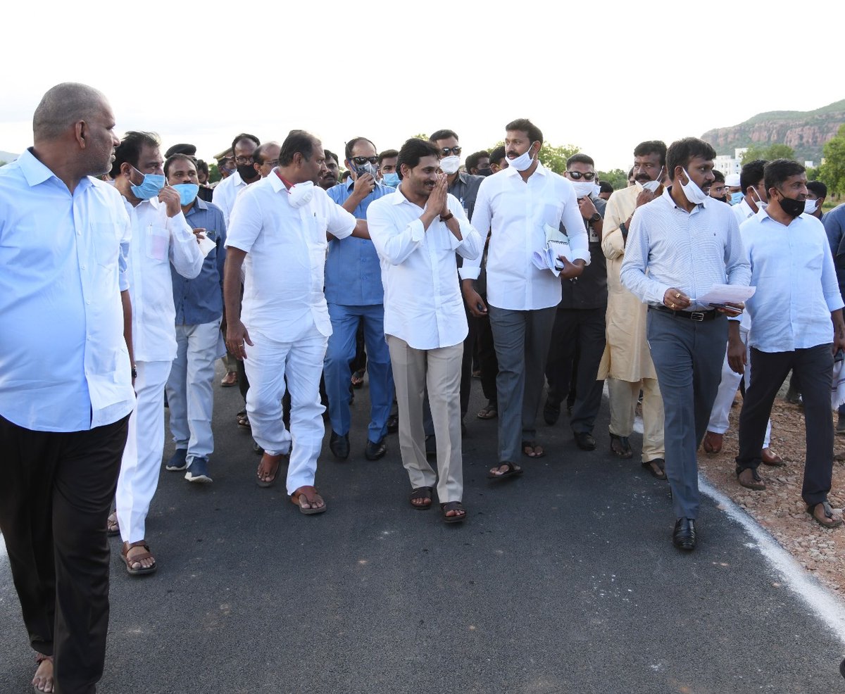AndhraPradeshCM's tweet photo. వైయస్సార్ జిల్లా పర్యటనలో భాగంగా ఇడుపులపాయ చేరుకున్న ముఖ్యమంత్రి శ్రీ వైయస్.జగన్. https://t.co/jyYq3IjsmD