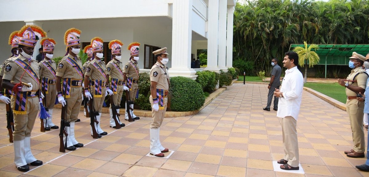 AndhraPradeshCM's tweet photo. వైయస్సార్ జిల్లా పర్యటనలో భాగంగా ఇడుపులపాయ చేరుకున్న ముఖ్యమంత్రి శ్రీ వైయస్.జగన్. https://t.co/jyYq3IjsmD