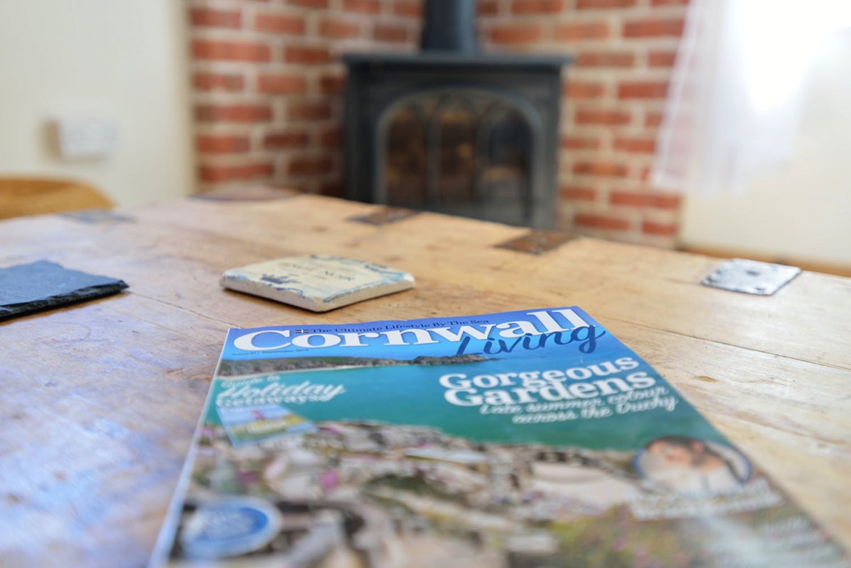 ShortbreaksHQ's tweet image. Rafters in Padstow, Cornwall, offers cosy comfort for 2, with a luxury roll-top bath and beautiful views across the rooftops, estuary and the hills beyond.

shortbreaks.com/properties/raf…