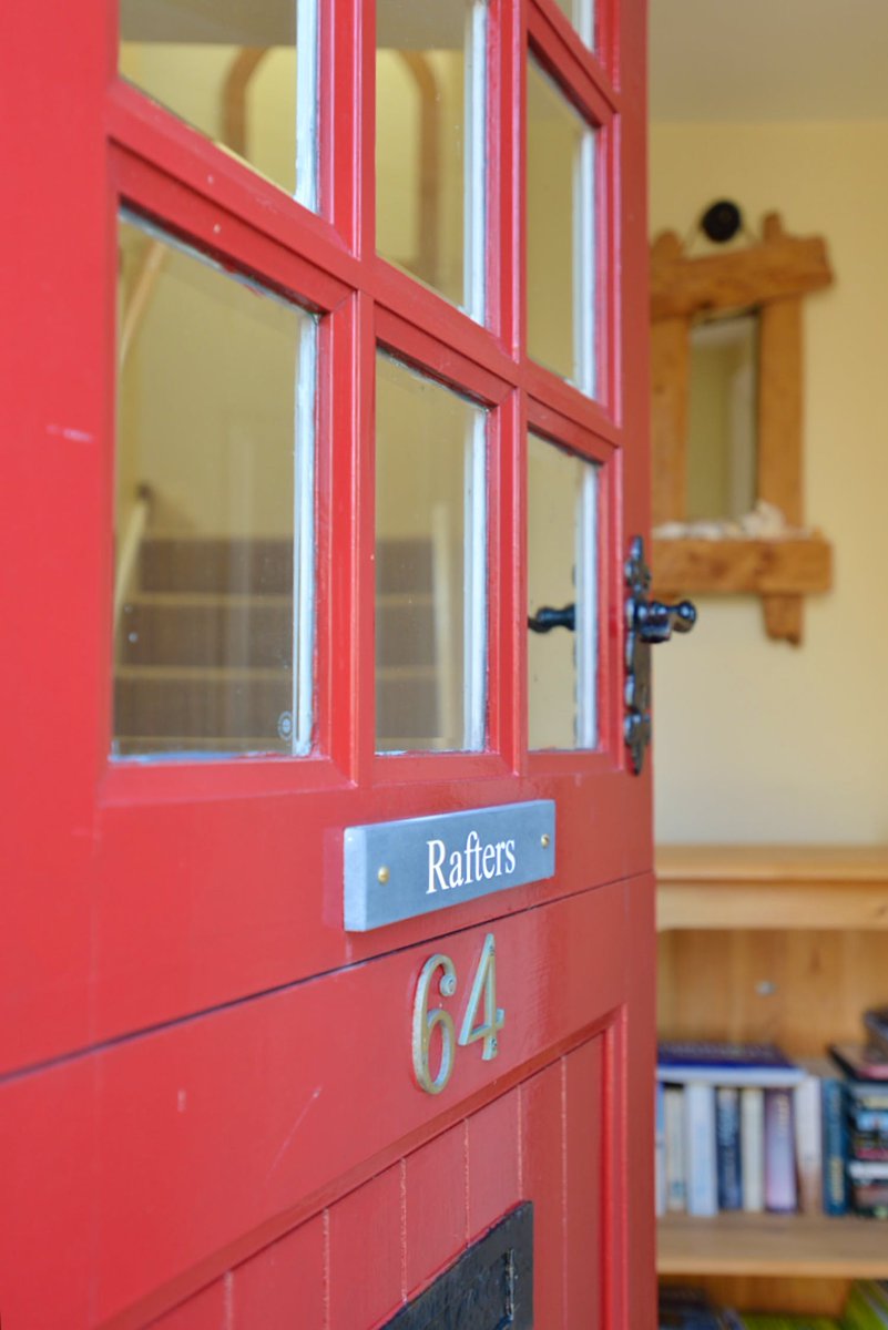 ShortbreaksHQ's tweet image. Rafters in Padstow, Cornwall, offers cosy comfort for 2, with a luxury roll-top bath and beautiful views across the rooftops, estuary and the hills beyond.

shortbreaks.com/properties/raf…