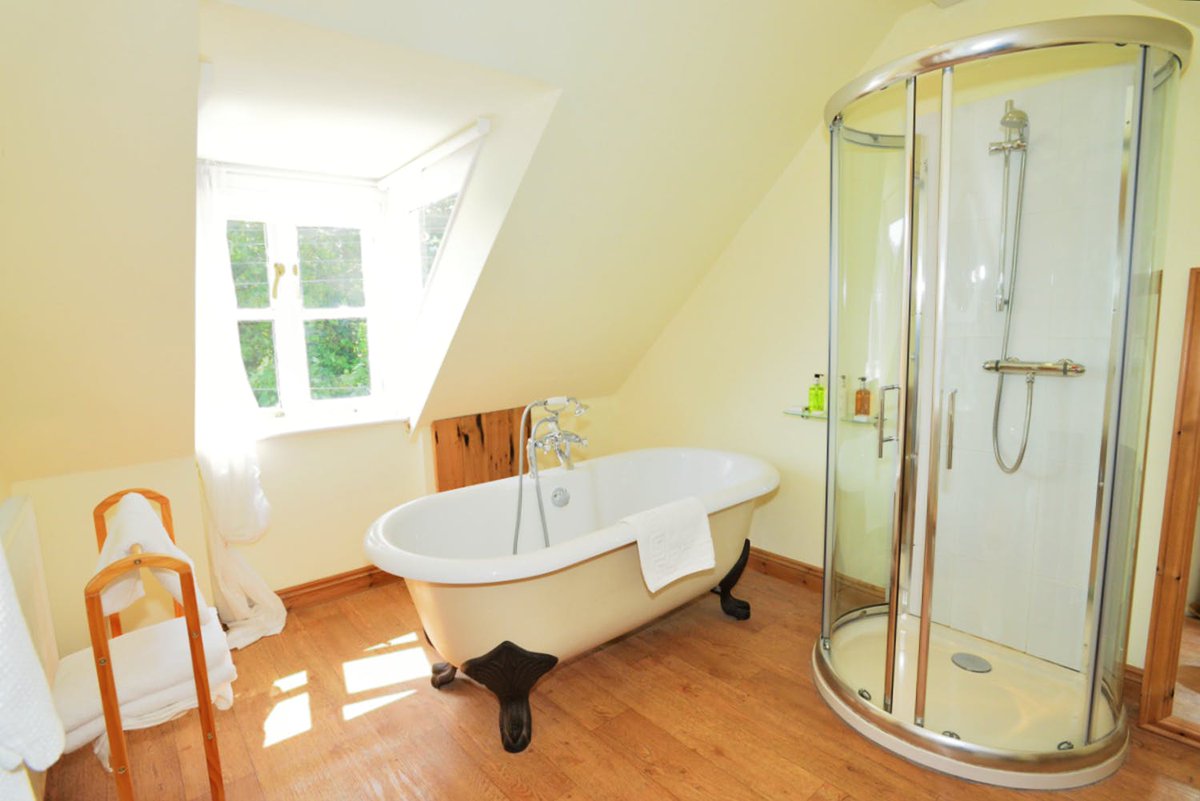 ShortbreaksHQ's tweet image. Rafters in Padstow, Cornwall, offers cosy comfort for 2, with a luxury roll-top bath and beautiful views across the rooftops, estuary and the hills beyond.

shortbreaks.com/properties/raf…