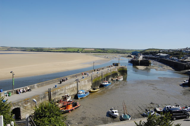 ShortbreaksHQ's tweet image. Rafters in Padstow, Cornwall, offers cosy comfort for 2, with a luxury roll-top bath and beautiful views across the rooftops, estuary and the hills beyond.

shortbreaks.com/properties/raf…
