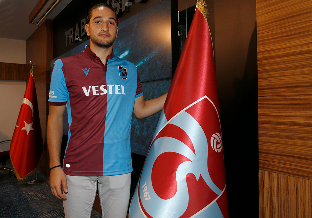 Kulübümüz, Muhammet Taha Tepe ile 2020-2021 transfer tescil dönemi içerisinde TFF Profesyonel Futbolcu Sözleşmesi imzalamak üzere anlaşmaya vardı

Detaylar👉 trabzonspor.org.tr/tr/muhammet-ta…