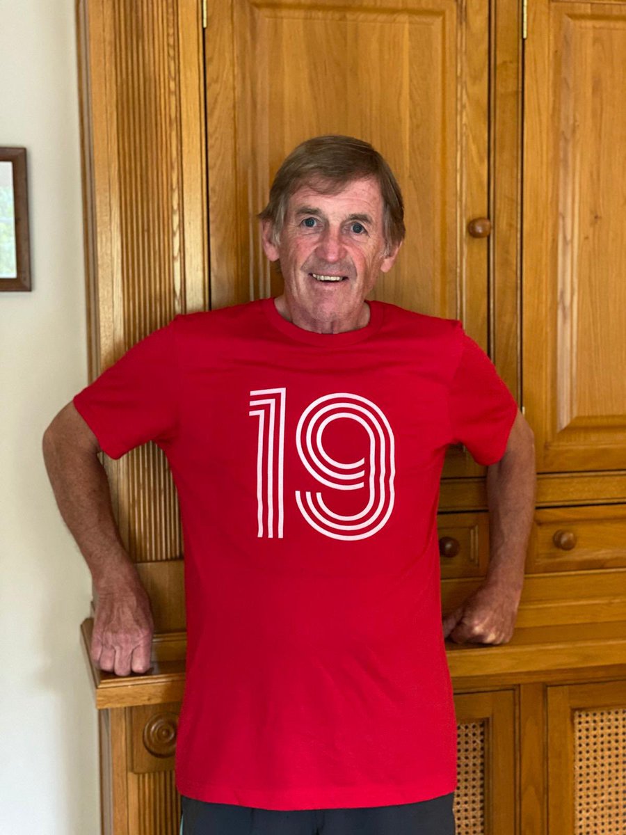 7NWAOFFICIAL's tweet image. 👑The King @kennethdalglish wearing the ‘Retro 19 times’ t-shirt. Looking 🔥

We will be giving away 10 signed t-shirts from the #KENN7 collection which the King has also agreed to write a personal message on. 

For you chance to win, simply follow @KENN7DALGLISH and retweet.