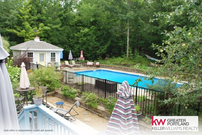 CommRealtorRuth's tweet image. The pool is not the best part of the house...you should see the inside!
14 Fengler, Scarborough