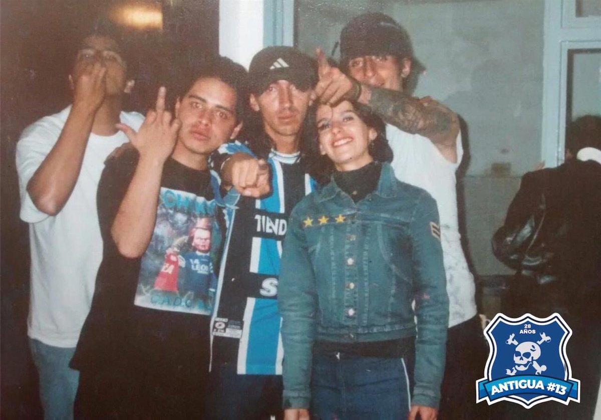Antigua13_1992's tweet photo. Bus de regreso de Sogamoso (con 4 muchachos de la Blu Rain en cana) en la foto (flaco radio, beto, José Luís, Willy, Hernan y demás).
Juki, borracho (los chukis vencerán), corti (R.I.P), Mónica, my dog (R.I.P).
Petete camiseta blanca (entreno @MillosFCoficial en la finca), https://t.co/nBaQXDU9NC