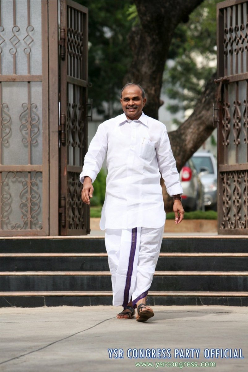 YSRCParty's tweet photo. తెల్లని అంచుపంచె, చెరగని చిరునవ్వులు.. ఆత్మవిశ్వాసం, రాజసం ఉట్టిపడే ఆహార్యం.. ధైర్యాన్నిచ్చే ఆత్మీయ పలకరింపు..
తెలుగుదనానికి ప్రతిబింబం.. తెలుగువారి గుండెచప్పుడు.. 
రాజన్నా..! మరణం లేదు నీకు 
#LegendYSRJayanthi #YSRForever https://t.co/kwOhJxjxCI