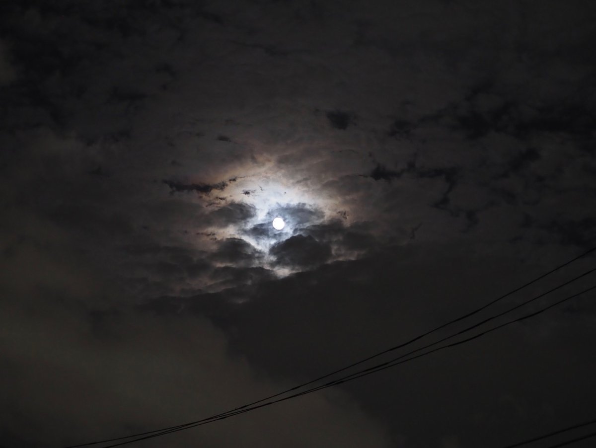 Hiroshi Shimizu パラパラと雨が降った後 雲が切れて七夕の夜の月が見え隠れ 織り姫と彦星雲の上でデートしてるかな