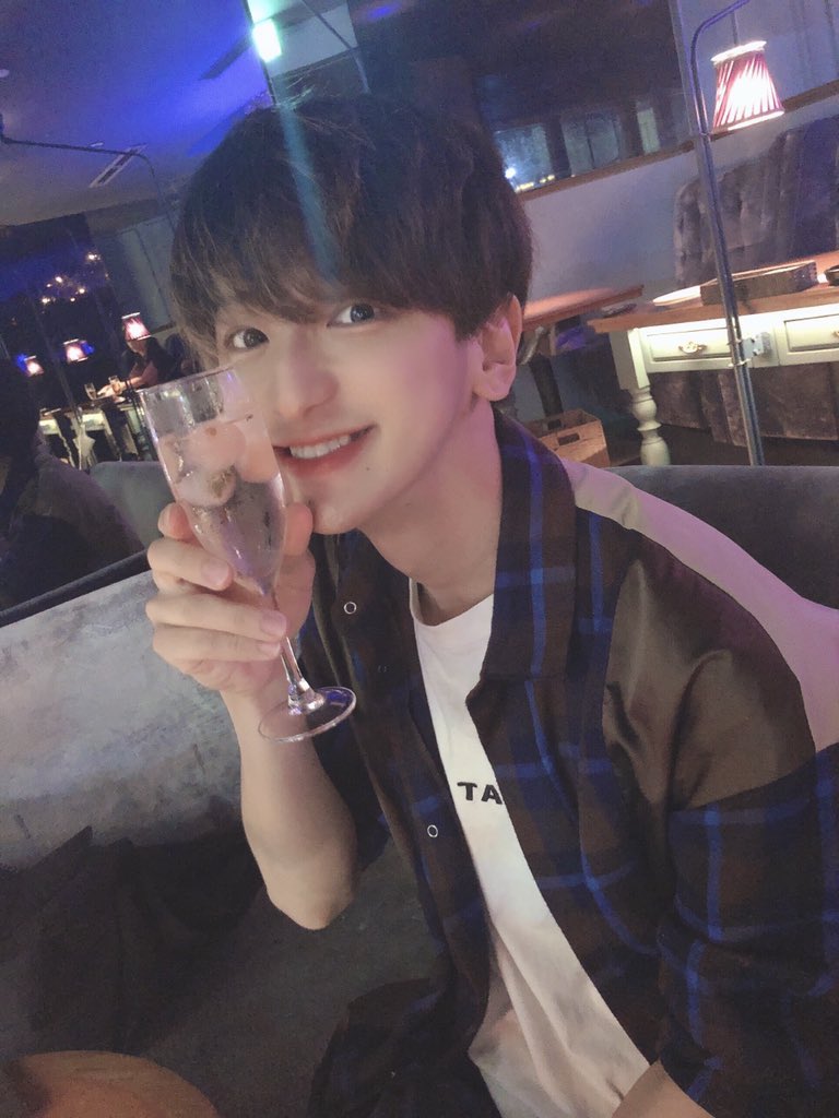 hananonhananon's tweet photo. え？？？？？？？？
多少のカメラ加工はあったにしてもよな。顏えぐくない？天才じゃない？私の永遠の推し林真鳥さん29歳ちなみにもうすぐ30歳。誰が撮ったん？とか気にならんし。なんの酒かはちょっと気になるけど、今日も存在してくれてありがとうの気持ちが爆発愛してるまとくん感謝 https://t.co/FXW6FSL71Z