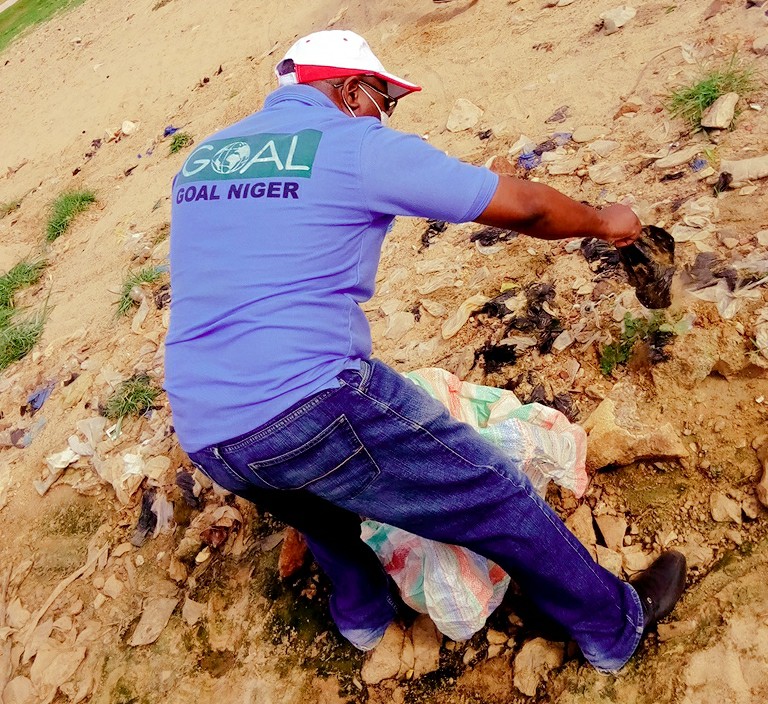 EnvironmentONG's tweet photo. We are very honored by the participation of our partner @GOAL_Global #Niger 🇳🇪 by our side last Sunday for the healthiness at the mouth of the #NigerRiver.
 
Protecting ecosystems is a common struggle for a common future!
@dueniger @USAID @ambafr_au_niger @USEmbassyNiamey https://t.co/4TrDxtFj51