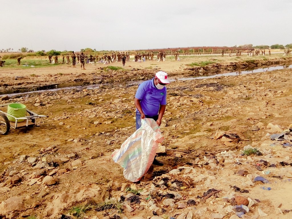 EnvironmentONG's tweet photo. We are very honored by the participation of our partner @GOAL_Global #Niger 🇳🇪 by our side last Sunday for the healthiness at the mouth of the #NigerRiver.
 
Protecting ecosystems is a common struggle for a common future!
@dueniger @USAID @ambafr_au_niger @USEmbassyNiamey https://t.co/4TrDxtFj51