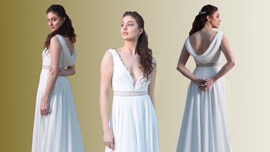 Soft wedding dress JPS161
Featured by the delicate Japanese leaf embroidery around the front V neckline and graceful lace pattern on the waistline! Back finished with classic and soft draping! Simple, fresh and elegant
#softweddingdress #drapedweddingdress #junepeonybridalcouture