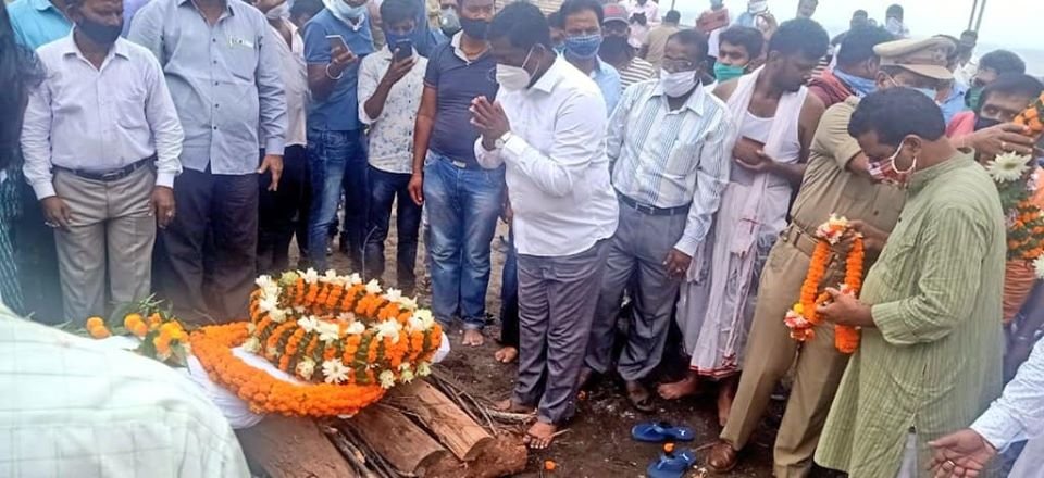 BJD4Puri's tweet photo. ବିଜୁ ଜନତା ଦଳର ବରିଷ୍ଠ ରାଜନେତା ତଥା ତିର୍ତ୍ତୋଲ ବିଧାୟକ ବିଷ୍ଣୁ ଦାସ ଙ୍କ ମର ଶରୀରକୁ ପୁରୀ ସ୍ଵର୍ଗଦ୍ଵାର ଠାରେ ରାଷ୍ଟ୍ରୀୟ ମର୍ଯ୍ୟାଦା ସହ ଶେଷ କୃତ୍ୟ ସଂପନ୍ନ ହୋଇଛି । ସେଠାରେ ତାଙ୍କୁ ଶେଷ ଶ୍ରଦ୍ଧାଞ୍ଜଳୀ ଦେବା ସହିତ ତାଙ୍କ ଅମର ଆତ୍ମାର ସଦ୍‌ଗତି ପ୍ରାର୍ଥନା କରିଛନ୍ତି ବିଜୁ ଜନତା ଦଳର ନେତାମାନେ । https://t.co/MbZkjAGIWq