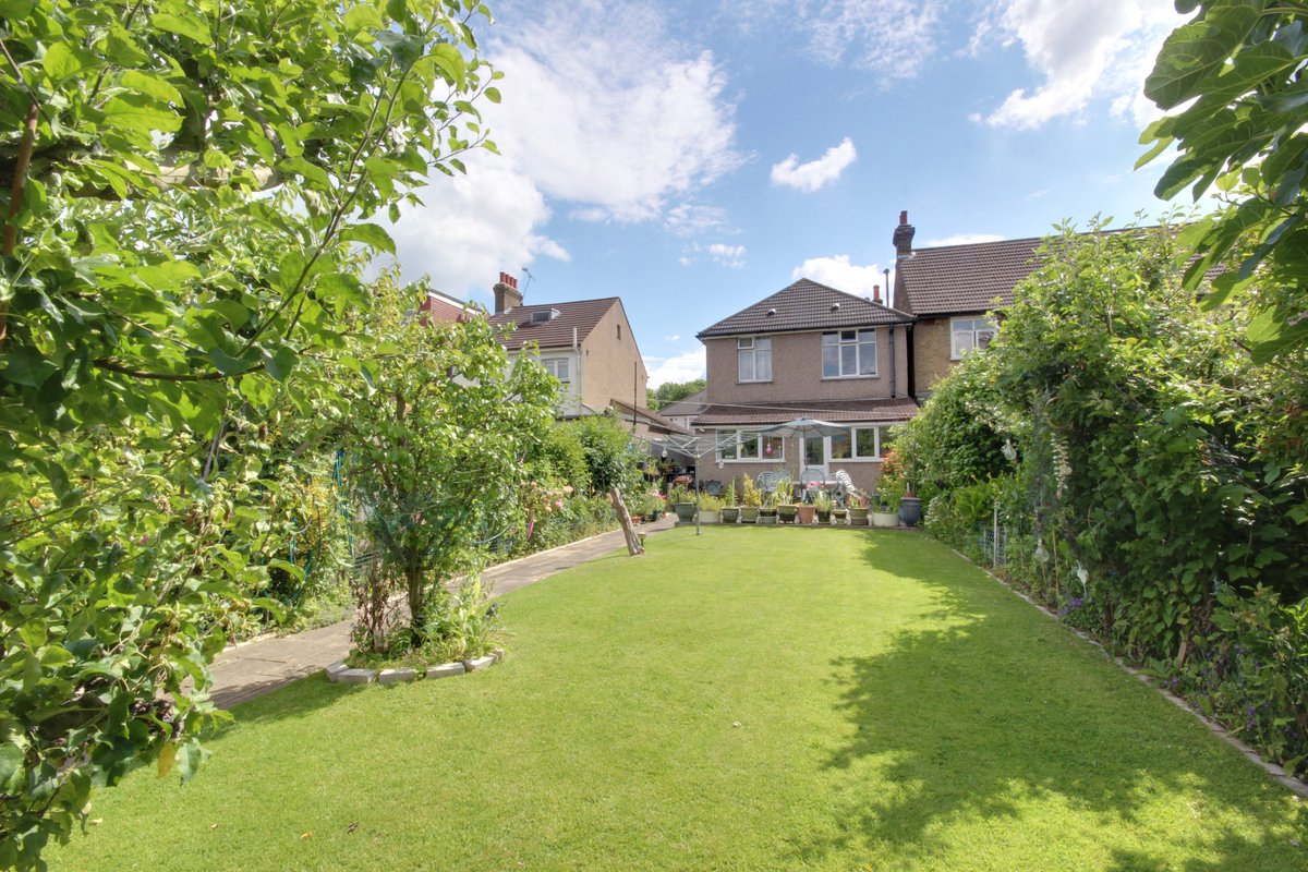 Mortemoremackay's tweet photo. FOR SALE TO FIND OUT MORE ABOUT THIS WONDERFUL PROPERTY CLICK ON THE LINK BELOW!
https://t.co/MCMO4Ujtxe
#property #love #garden #Likee #design #House #inspiration #Inlove #Estate2020 #EstateAgents #London #decorate #inspired #WednesdayVibes #WednesdayMotivation #HurryUp https://t.co/pKnc4QU6j1
