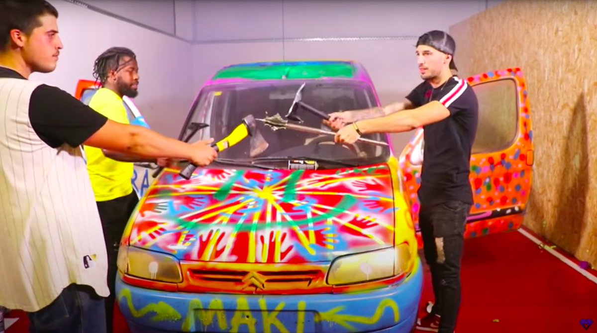 2b's tweet photo. ¡Nuestro #2btuber @Makiman131 está arrasando en Twitch! 🥳Ha destrozado este coche en directo y ya tienes el vídeo resumen publicado en su canal: 
▶️ https://t.co/sTEs6dwHnq 
Por cierto, si quieres ver cómo lo pintó, ¡también hay vídeo!
▶️ https://t.co/bMs1vumr4D https://t.co/f7LtztghiO