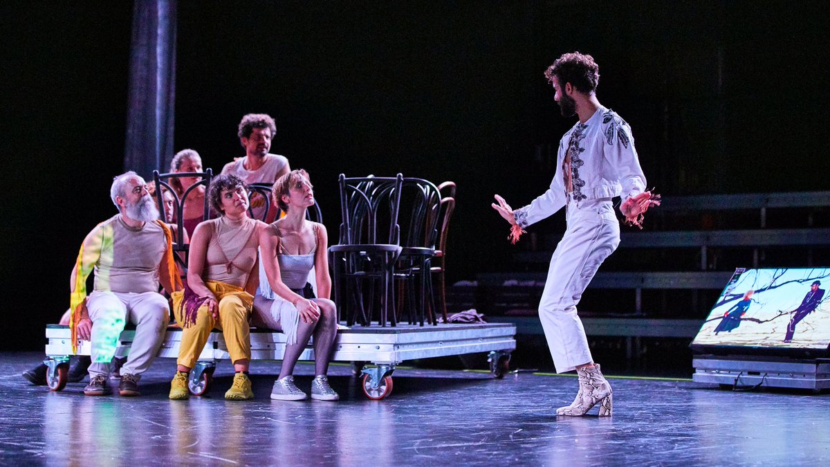 Pere_Faura's tweet photo. Com seria el treball de #BobFosse avui si fos viu?

Rèquiem Nocturn 
de @Pere_Faura
 
avui dimarts 7 estrena
i dimecres 8 i dijous 9 de Juliol
al @mercatflors dins del @grecfestivalbcn

+info:
https://t.co/hiW0ICkNc7 https://t.co/PbO6pfeaT9