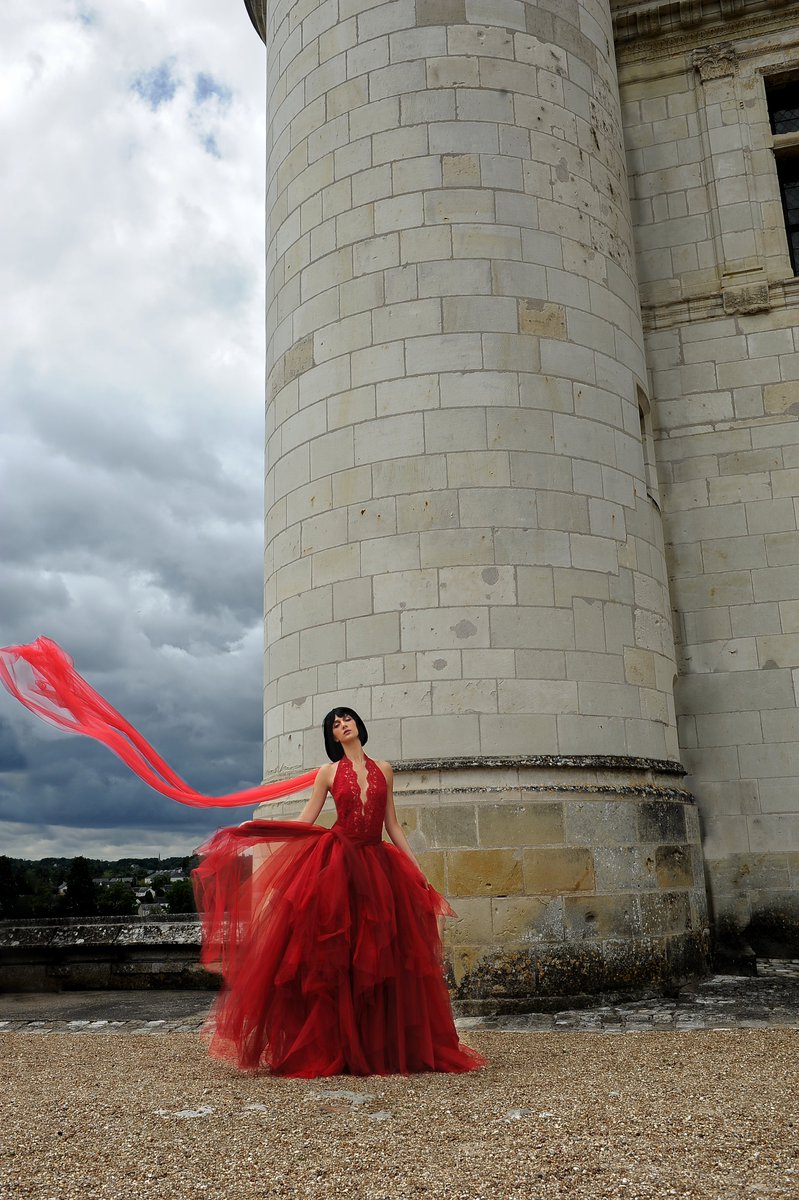 ChateauAmboise's tweet photo. #HauteCoutureOnline #hautecouture  #Paris "La Métamorphose" collection Automne-hiver 2020/2021, photos Greg Alexander (Méphistophélès Production) au château royal d'#Amboise 👗#ValdeLoire https://t.co/iSSAcSgH3o