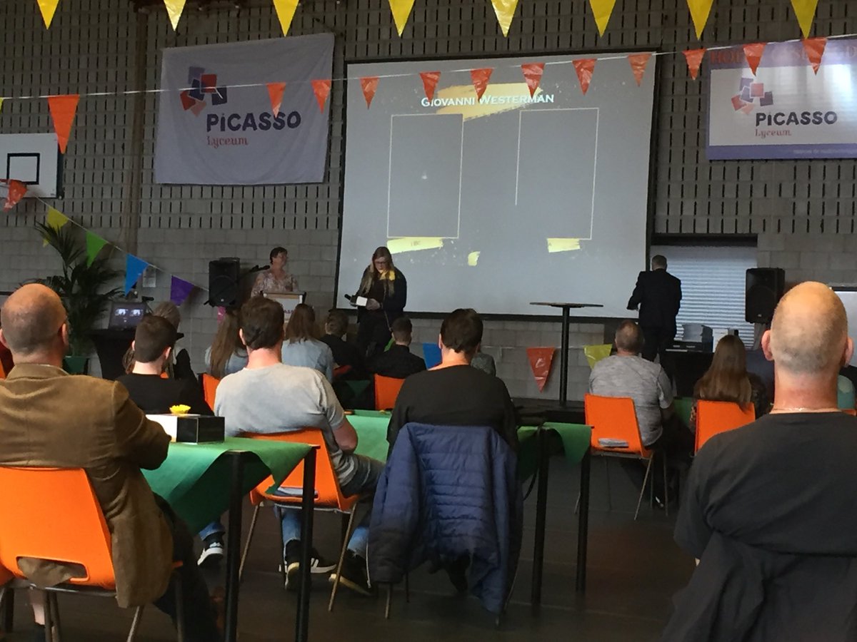 Vandaag #diploma-uitreiking #havo op #PicassoLyceum Mentoren zijn op dreef met hun toespraakjes. Ook vandaag live te volgen via Teams.