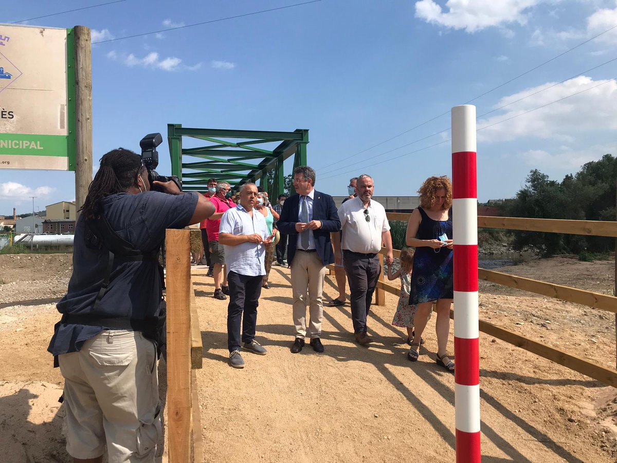 DiputacioGirona's tweet photo. El president de la #DdGI, Miquel Noguer, visita el nou pont de la riera d’Osor, que s’ha hagut de fer de nou per les destrosses que hi va fer temporal #Gloria. El pont uneix #Anglès i la #CelleradeTer per la #viaverda. https://t.co/CPd9oRCVDp