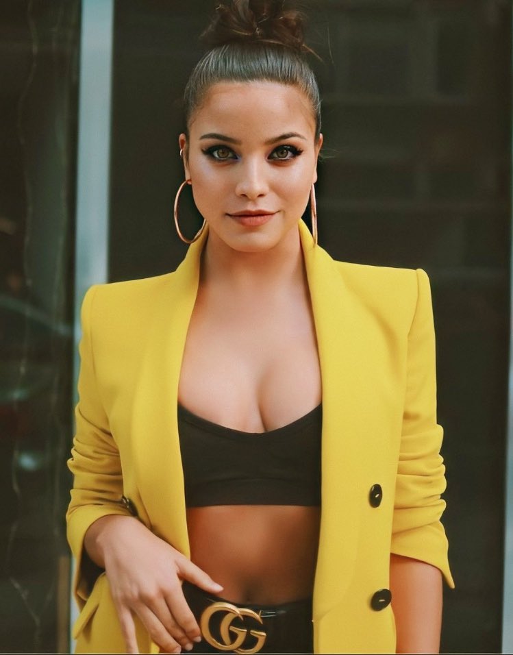 perriexzabdi's tweet photo. lost in yellow. https://t.co/GHEXKbAjBC