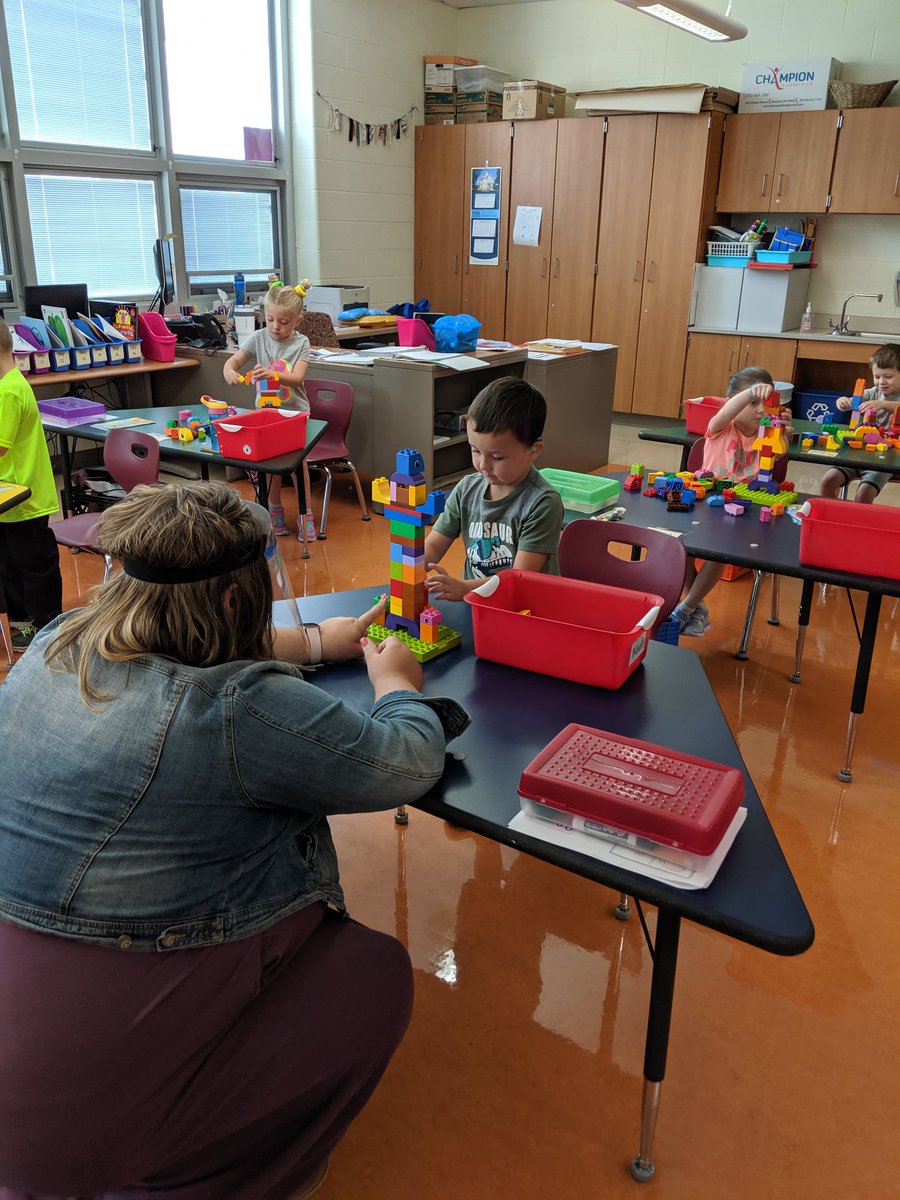 CynthiaMBaker's tweet photo. KRA is in full swing at McGuffey!😀❤️📚 @Newark_Schools https://t.co/THNnCQrbrS