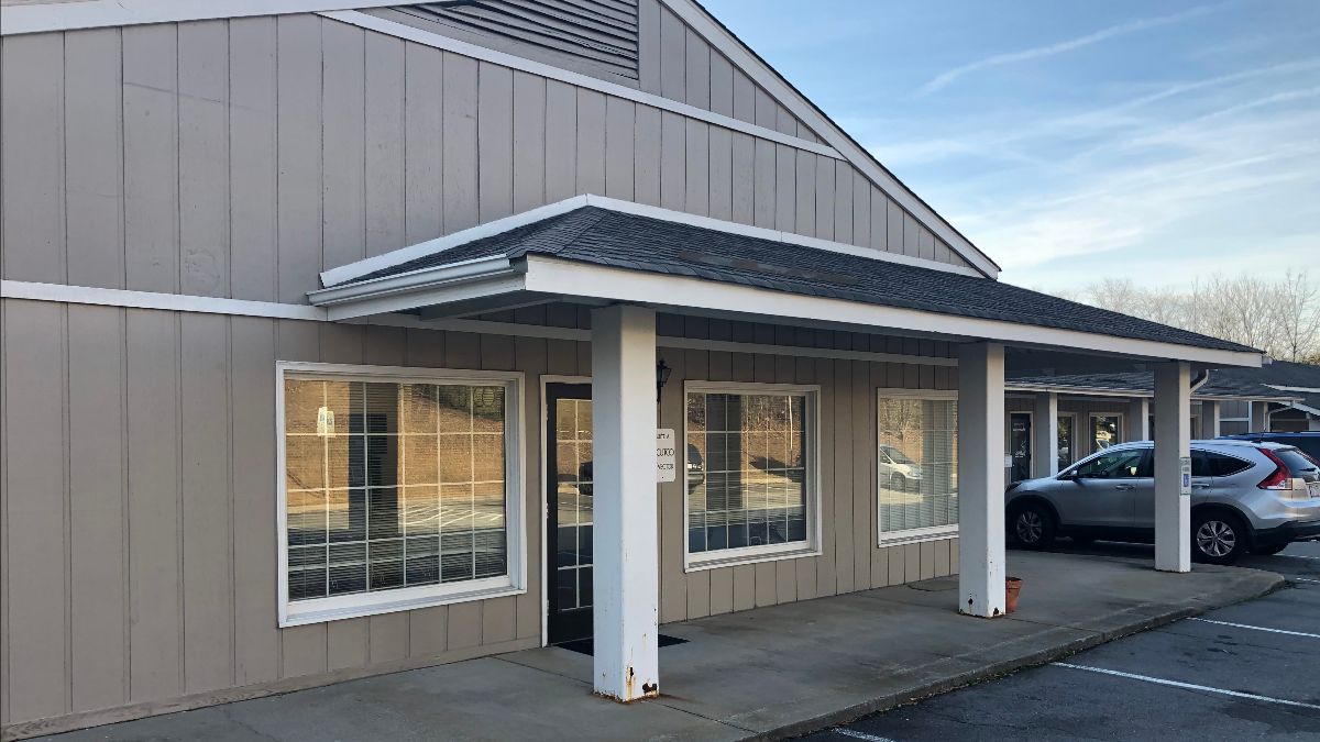 davidsouthern's tweet photo. 1,045sf main level office space in Winston-Salem. Great size for agrowing or downsizing business.  No shared space with other building tenants is a plus. https://t.co/c8qInHzrAw