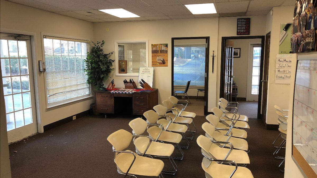 davidsouthern's tweet photo. 1,045sf main level office space in Winston-Salem. Great size for agrowing or downsizing business.  No shared space with other building tenants is a plus. https://t.co/c8qInHzrAw
