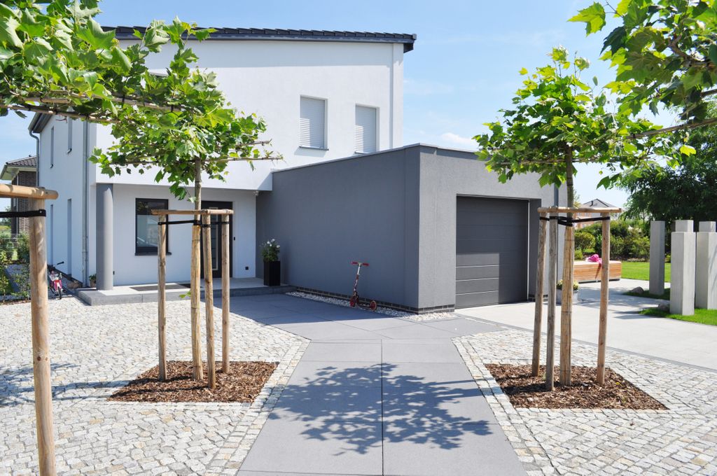 Bauunion1905's tweet photo. Machen Sie Ihr eigenes #Zuhause zum Urlaubsort! Versetzte Pultdächer geben der #Stadtvilla ihr modernes Aussehen, die integrierte #Garage mit direktem Haus-Zugang einen perfekten Sichtschutz für den #Pool 🏊. Infos zum #S600 unter https://t.co/Sad6wLhTyT 🏡 #Bauherrenfoto #Berlin https://t.co/VpFxgWOiyM