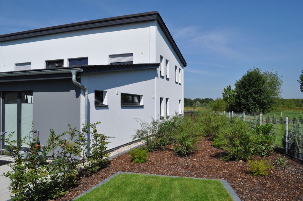 Bauunion1905's tweet photo. Machen Sie Ihr eigenes #Zuhause zum Urlaubsort! Versetzte Pultdächer geben der #Stadtvilla ihr modernes Aussehen, die integrierte #Garage mit direktem Haus-Zugang einen perfekten Sichtschutz für den #Pool 🏊. Infos zum #S600 unter https://t.co/Sad6wLhTyT 🏡 #Bauherrenfoto #Berlin https://t.co/VpFxgWOiyM