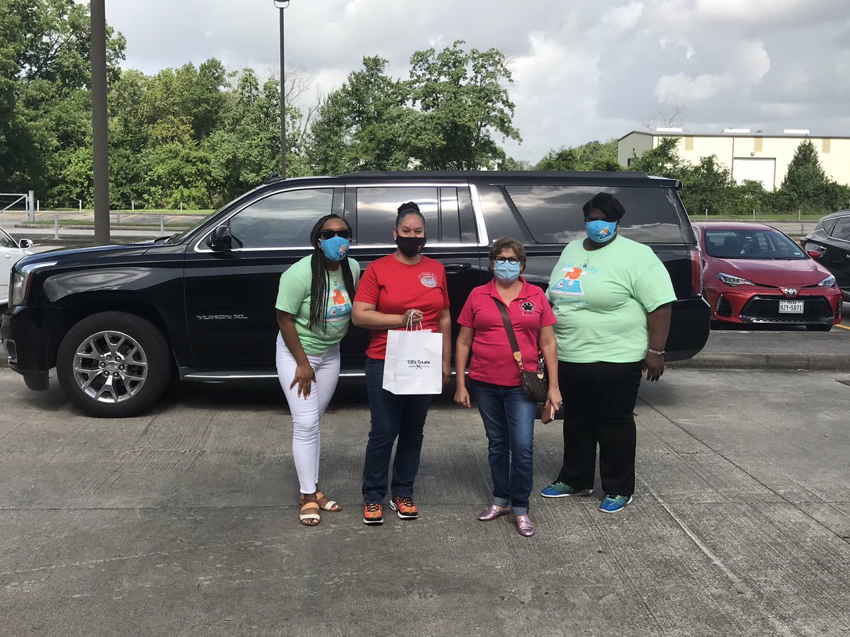 DeeLeBee's tweet photo. #BackpackDistribution Thank You @SVann_AldineISD and @RosalindBurns9 for the Sweet Treats!!! @CherTeachesPK @DrMariaIGalind1 @drgoffney @SailAway_AISD https://t.co/2m0S4hhGiG