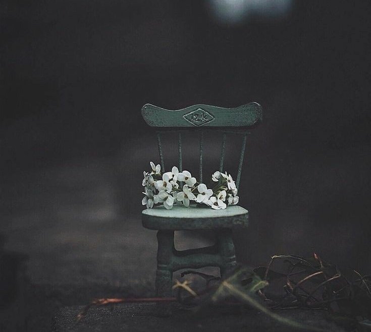 "
İnsan çiçek değildir, lâkin solar.

...